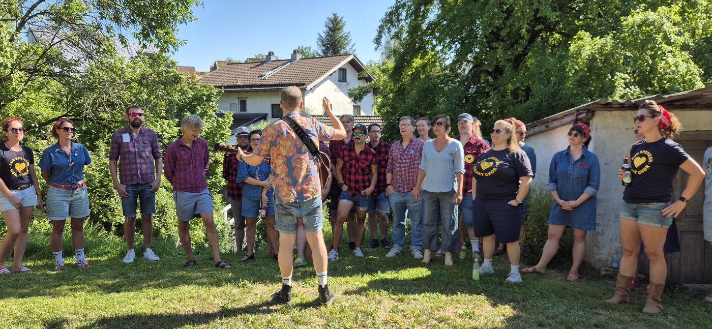 Chorleitung im Freien mit dem Bud Spenzer Heart Chor