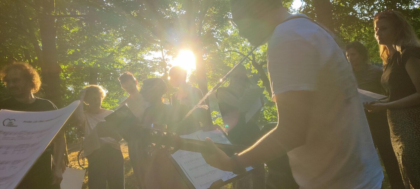 Chorprobe im Freien bei Sonnenuntergang